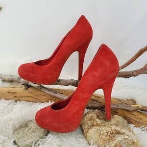 Steve madden traissie platform pumps. Red suede